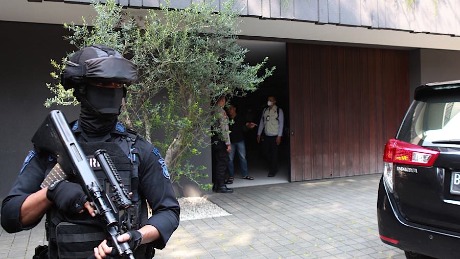 Penyidik KPK tiba di rumah mantan Wakil Menteri Imigrasi Silmy Karim di Kebayoran Baru, Jakarta, Jumat (5/6/2026). (Bloomberg Technoz/Andrean K)