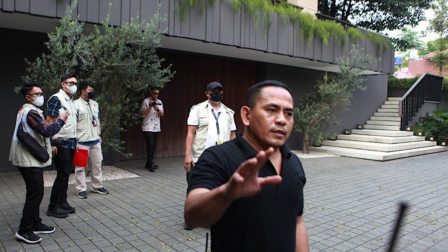 Penyidik KPK tiba di rumah mantan Wakil Menteri Imigrasi Silmy Karim di Kebayoran Baru, Jakarta, Jumat (5/6/2026). (Bloomberg Technoz/Andrean K)