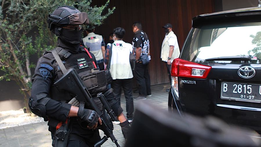 Penyidik KPK tiba di rumah mantan Wakil Menteri Imigrasi Silmy Karim di Kebayoran Baru, Jakarta, Jumat (5/6/2026). (Bloomberg Technoz/Andrean K)