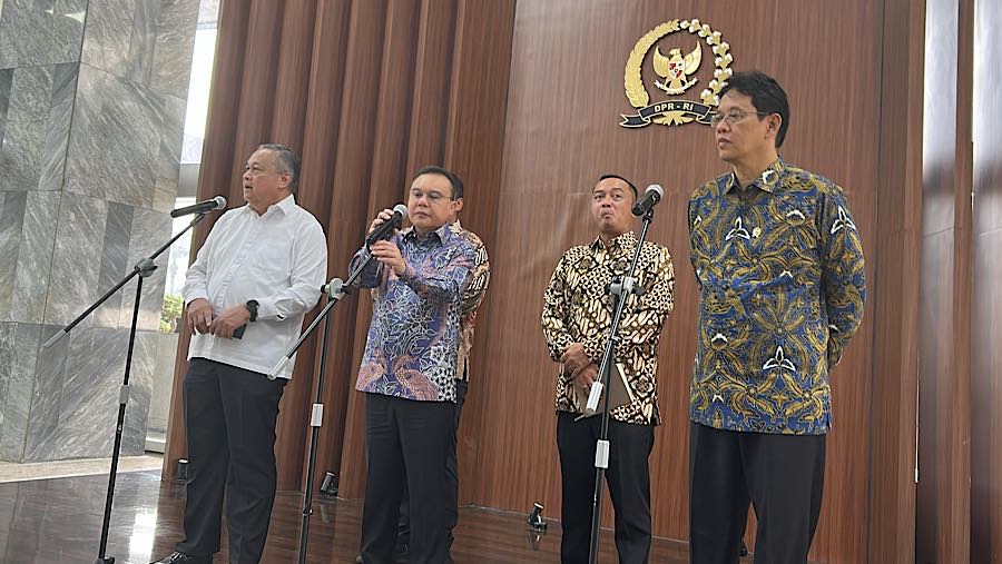 kir-ka: Gubernur BI Perry Warjiyo, Wakil Ketua DPR Sufmi Dasco, Mensesneg Prasetyo Hadi & Menkeu Purbaya Yudhi, Sabtu (6/6). (Bloomberg Technoz/Azura)