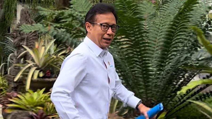 Menteri Kesehatan, Budi Gunadi Sadikin tiba di Istana Negara, Selasa (9/6/2026). (Bloomberg Technoz/Dovana Hasiana)