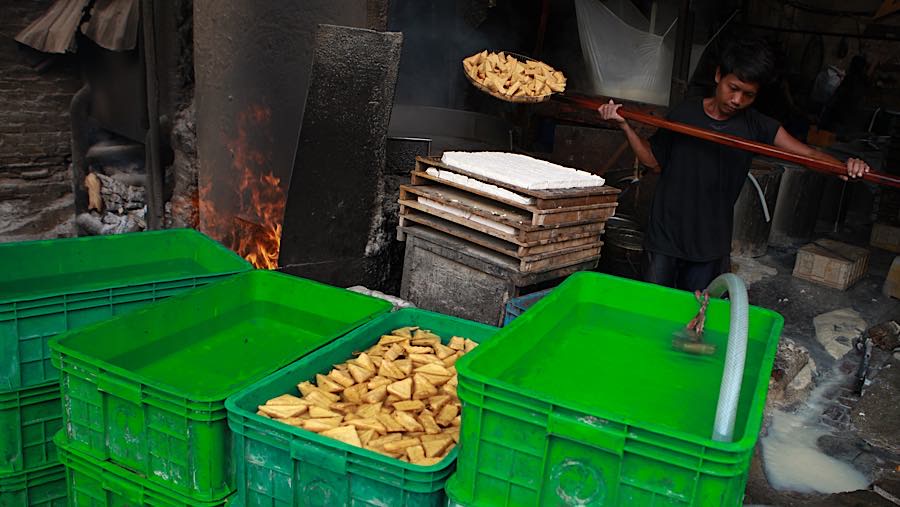 Langkah tersebut dipilih agar daya beli masyarakat tetap terjaga di tengah kenaikan biaya produksi. (Bloomberg Technoz/Andrean Kristianto)