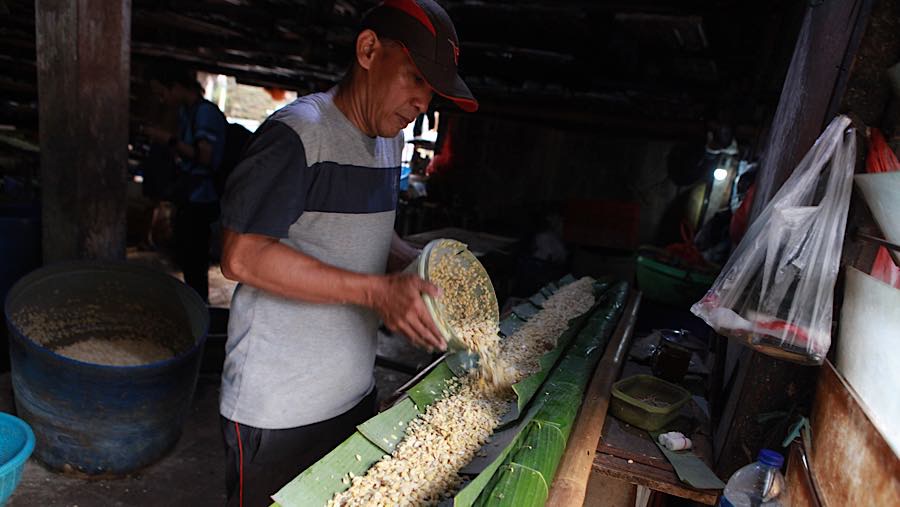 Perajin mengatakan tetap mempertahankan harga jual agar tidak membebani konsumen namun merubah ukuran produk. (Bloomberg Technoz/Andrean Kristianto)