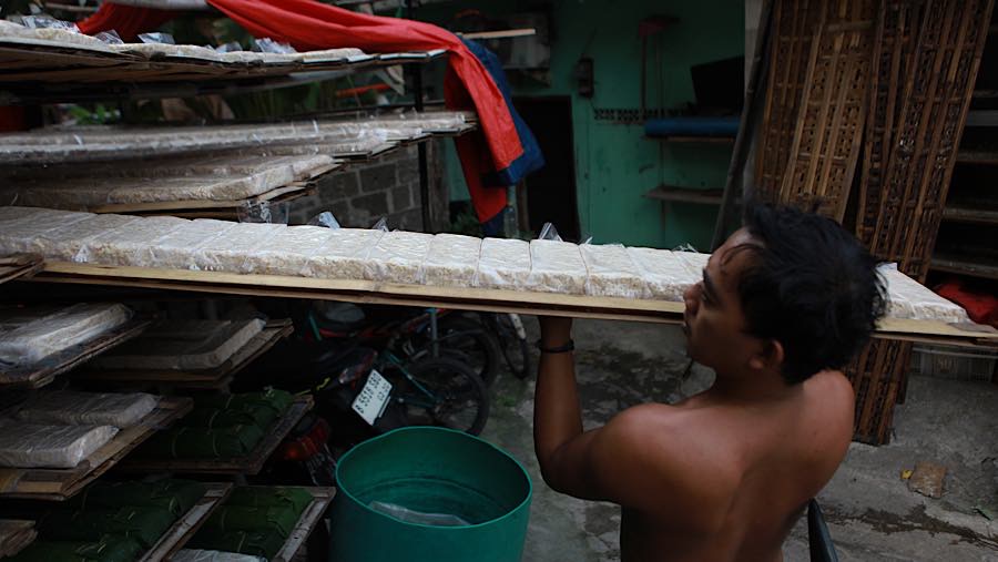 Perajin menyelesaikan pembuatan tempe di Pasar Minggu, Jakarta Selatan, Selasa (9/6/2026). (Bloomberg Technoz/Andrean Kristianto)