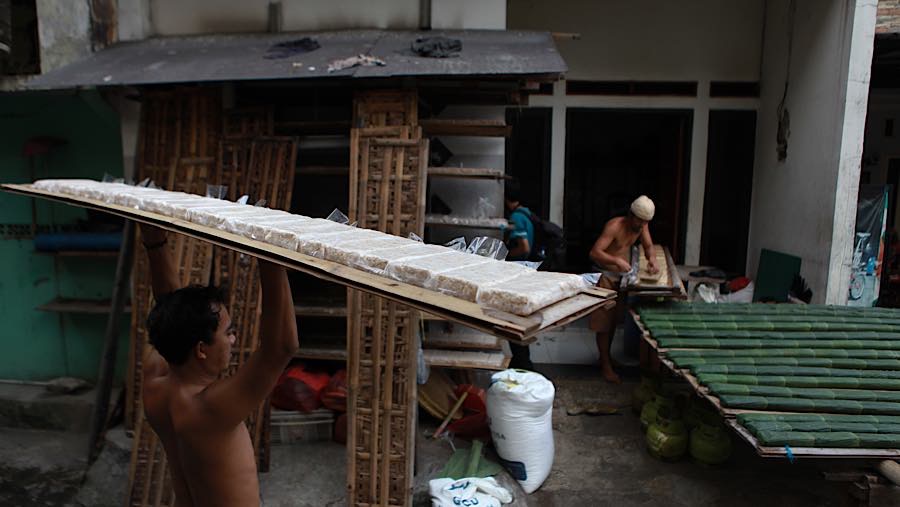 Kondisi ini menambah beban biaya produksi bagi pelaku usaha kecil yang bergantung pada bahan baku impor tersebut. (Bloomberg Technoz/Andrean K)