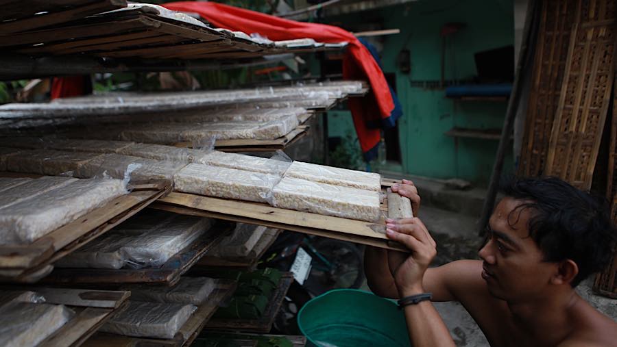 Perajin menyelesaikan pembuatan tempe di Pasar Minggu, Jakarta Selatan, Selasa (9/6/2026). (Bloomberg Technoz/Andrean Kristianto)