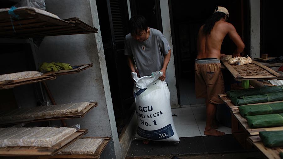 Kenaikan harga kedelai impor mulai dirasakan para perajin tahu dan tempe. (Bloomberg Technoz/Andrean Kristianto)