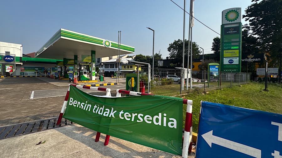 Operator SPBU BP-AKR juga ikut menaikkan harga BBM jenis bensin RON 92 menjadi Rp16.670/liter, namun di beberapa SPBU, BBM tersebut tidak tersedia.