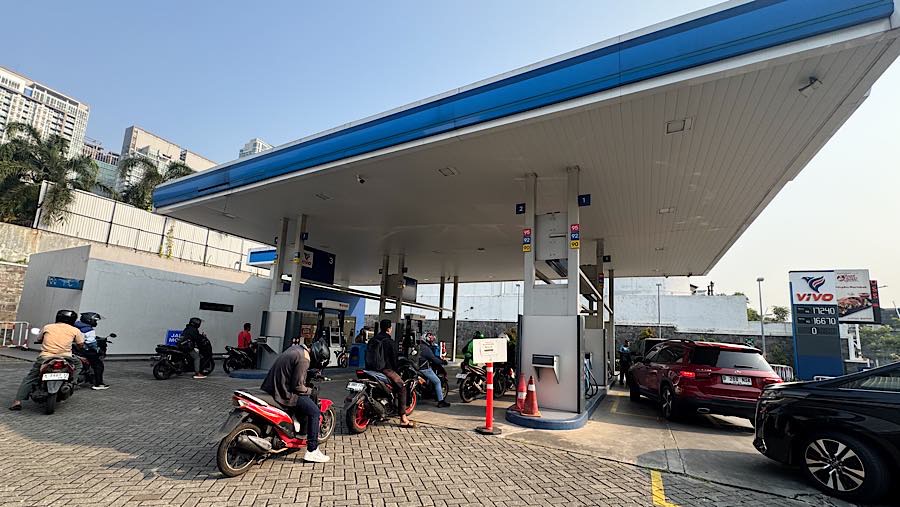 Sedangkan operator SPBU Vivo resmi menaikkan harga BBM jenis bensin RON 92 menjadi Rp16.670/liter. (Bloomberg Technoz/Andrean Kristianto)