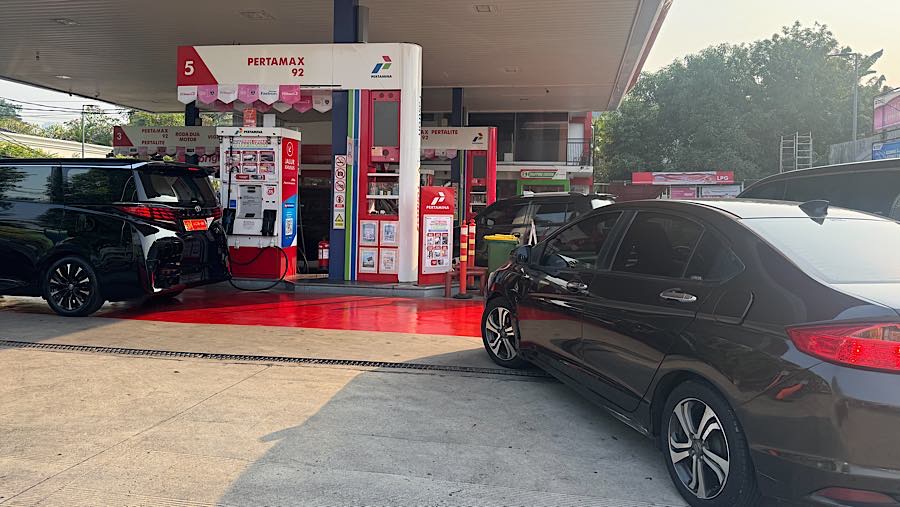 Pengendara mengantre mengisi bbm Pertamax di SPBU Pertamina, Jakarta, Rabu (10/6/2026). (Bloomberg Technoz/Andrean Kristianto)