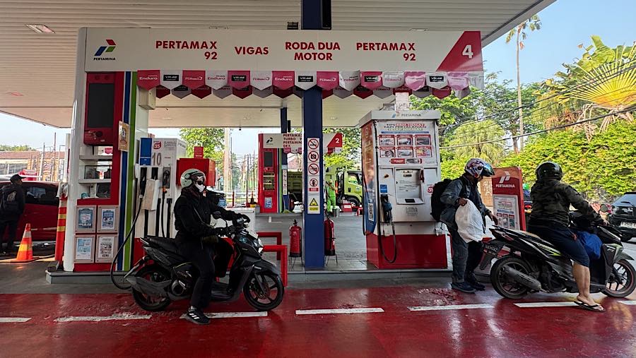 Angka tersebut naik Rp3.950 per liternya apabila dibandingkan dengan harga awal sebesar Rp12.300. (Bloomberg Technoz/Andrean Kristianto)