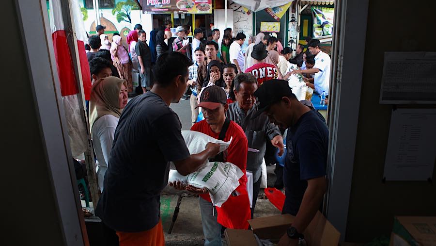Pada program tersebut setiap penerima mendapatkan total 20 kg beras untuk dua bulan. (Bloomberg Technoz/Andrean Kristianto)