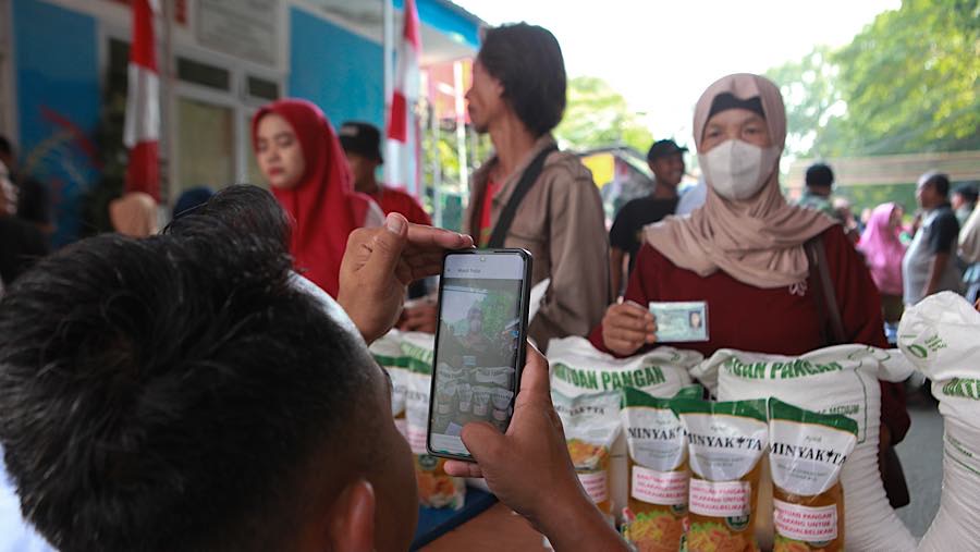 Bansos pangan ini sebagai upaya menjaga stabilitas pangan dan membantu daya beli masyarakat menengah ke bawah. (Bloomberg Technoz/Andrean Kristianto)