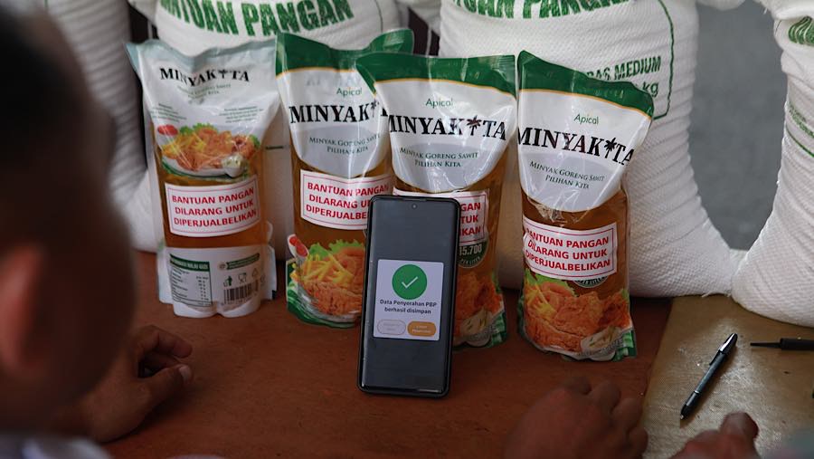 Adapun dalam paket bantuan pangan meliputi penyaluran minyak goreng Minyakita dan beras. (Bloomberg Technoz/Andrean Kristianto)