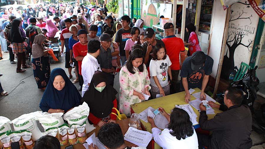 Petugas melakukan verifikasi data warga penerima bantuan pangan di wilayah Menteng, Jakarta, Rabu (10/6/2026). (Bloomberg Technoz/Andrean Kristianto)