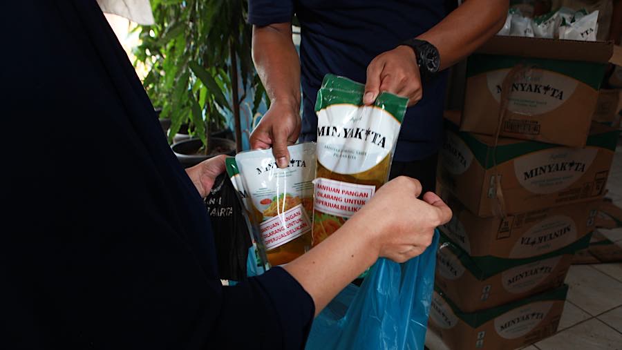 Selain beras warga mendapat 4 liter minyak goreng yang juga untuk dua bulan. (Bloomberg Technoz/Andrean Kristianto)