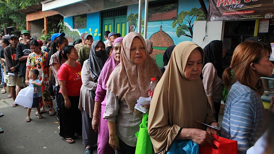 Bapanas dan Perum Bulog mendistribusi bantuan sosial (bansos) pangan bagi Keluarga Penerima Manfaat (KPM). (Bloomberg Technoz/Andrean Kristianto)