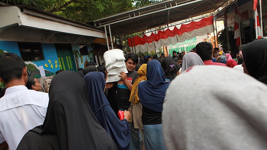 Pelaksanaan program bantuan pangan beras dan minyak goreng rakyat Minyakita akan disalurkan kepada 33,2 juta Keluarga Penerima Manfaat (KPM).