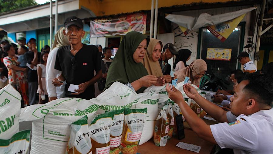 Petugas melakukan verifikasi data warga penerima bantuan pangan di wilayah Menteng, Jakarta, Rabu (10/6/2026). (Bloomberg Technoz/Andrean Kristianto)