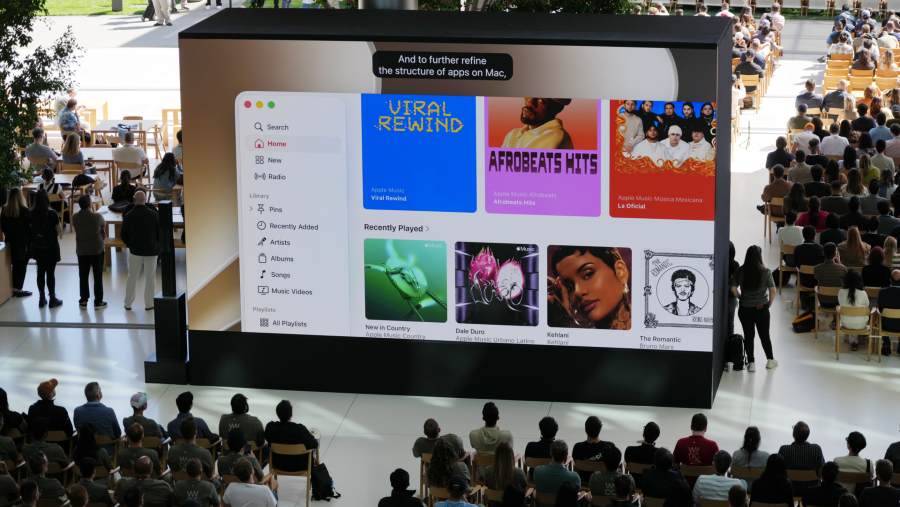 Suasana pengunjung di Kampus Apple Park dalam gelaran Apple Worldwide Developers Conference. dok: David Paul Morris/Bloomberg