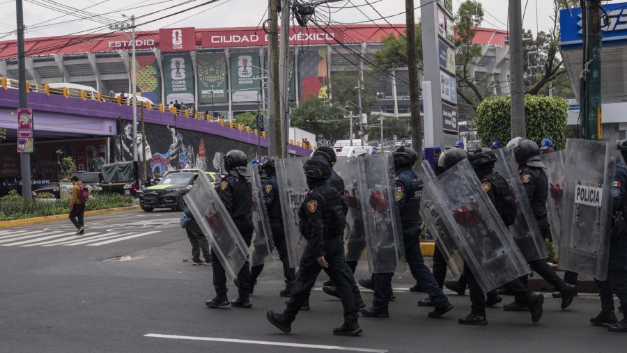 Petugas polisi berpatroli di sekitar Stadion Kota Meksiko pada 9 Juni. (Fotografer: Cristopher Rogel Blanquet/Getty Images via Bloomberg)