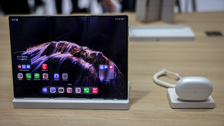 HP Huawei Mate XT tri-fold. dokL Bloomberg