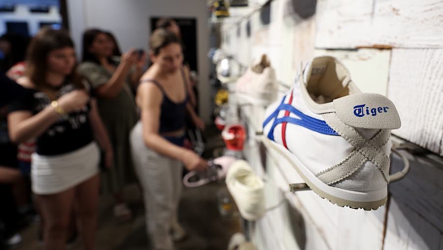 Asics Corp. akan memisahkan Onitsuka Tiger brand sepatu sepatu kets bergaya retro kepada OT GROUP Corp. (Kiyoshi Ota/Bloomberg)