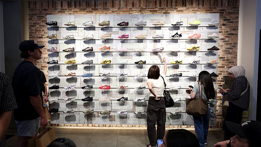 Onitsuka Tiger menargetkan penjualan tahunan sebesar ¥200 miliar (sekitar US$1,3 miliar). (Kiyoshi Ota/Bloomberg)