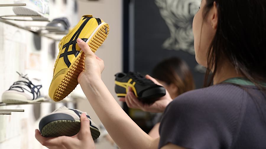 Pengunjung melihat-lihat sepatu Onitsuka Tiger di toko Onitsuka Tiger di distrik Omotesando, Tokyo, Jepang, Rabu (10/6/2026). (Kiyoshi Ota/Bloomberg)