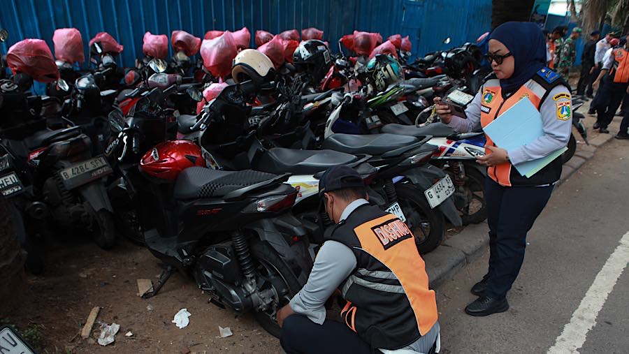 Petugas juga melakukan Operasi Cabut Pentil (OCP) terhadap kendaraan roda dua yang terparkir di area yang menjadi sasaran penertiban.