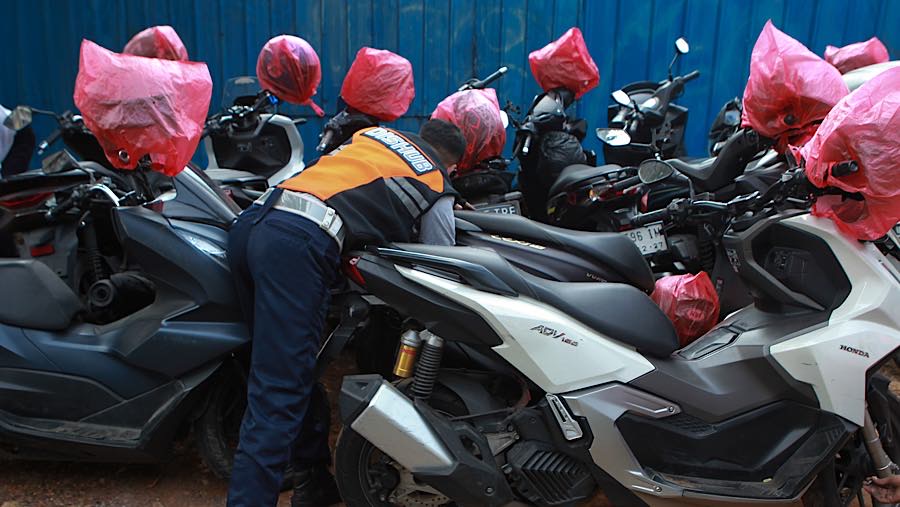 Sebagian besar kendaraan yang ditertibkan diketahui milik karyawan yang bekerja di sekitar kawasan tersebut. (Bloomberg Technoz/Andrean K)