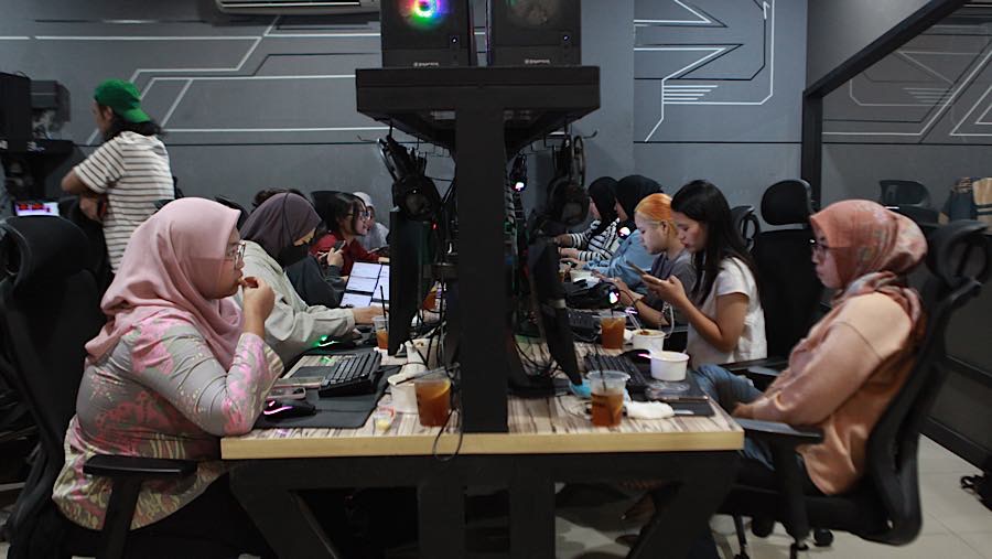 Penggemar BTS (ARMY) melakukan War Ticket/ berburu tiket konser BTS di Sentinel Cyber Arena, Jakarta, Kamis (10/6/2026). (Bloomberg Technoz/Andrean K)