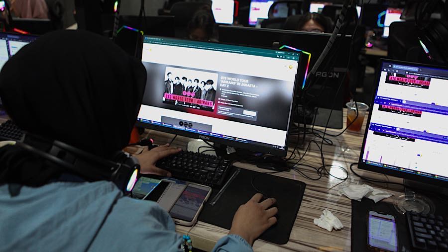 Penggemar BTS (ARMY) melakukan War Ticket/ berburu tiket konser BTS di Sentinel Cyber Arena, Jakarta, Kamis (10/6/2026). (Bloomberg Technoz/Andrean K)