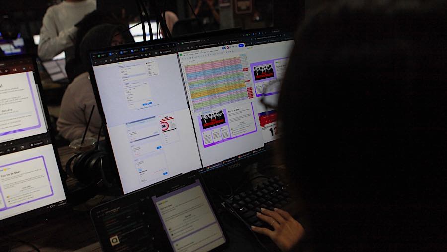 Tepat pada pukul 12.00 WIB dengan muka tegang mereka menunggu antrean agar dapat bisa membeli tiket konser tersebut. (Bloomberg Technoz/Andrean K)