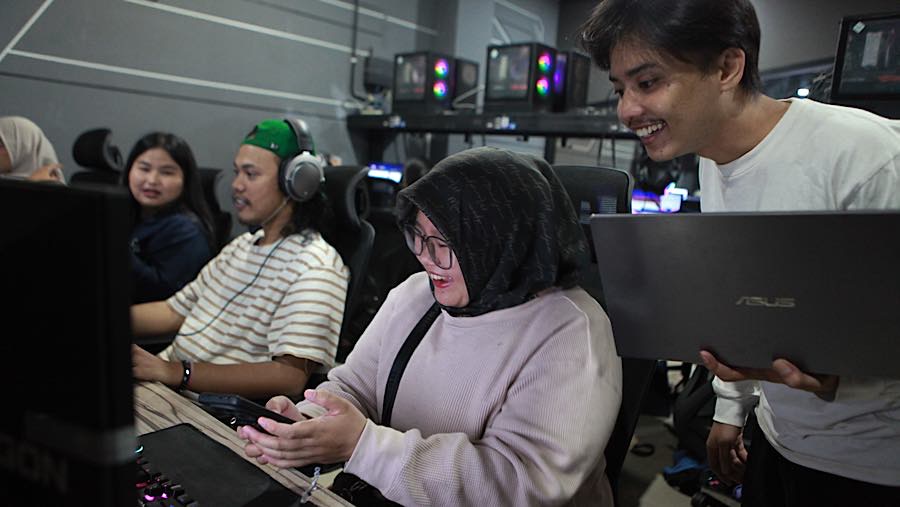 Suasana bahagia terlihat saat para ARMY berhasil mendapatkan tiket konser idolanya. (Bloomberg Technoz/Andrean K)