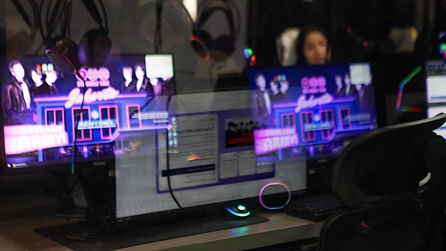 Mereka berkumpul di Gaming Cafe karena dinilai mempunyai internet dengan kecepatan yang tinggi. (Bloomberg Technoz/Andrean K)