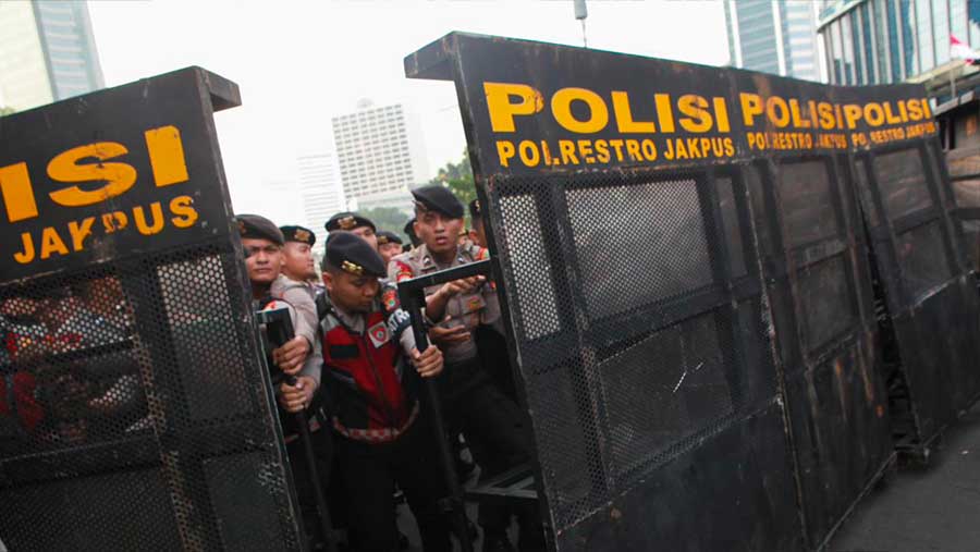 Sejumlah massa mencoba menerobos barikade polisi saat demo di kawasan Dukuh Atas, Jumat (12/6/2026). (Bloomberg Technoz/Andrean Kristianto)