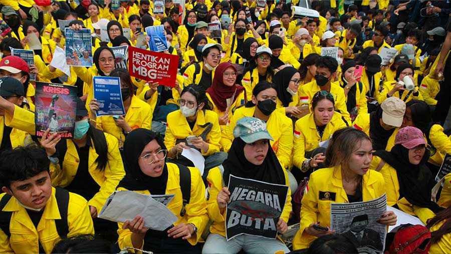 Sejumlah mahasiswa Universitas Indonesia saat demo di kawasan Dukuh Atas, Jumat (12/6/2026). (Bloomberg Technoz/Andrean Kristianto)