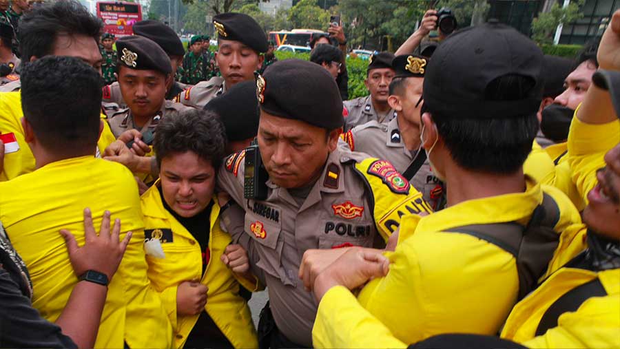 Sejumlah mahasiswa Universitas Indonesia saat demo di kawasan Dukuh Atas, Jumat (12/6/2026). (Bloomberg Technoz/Andrean Kristianto)