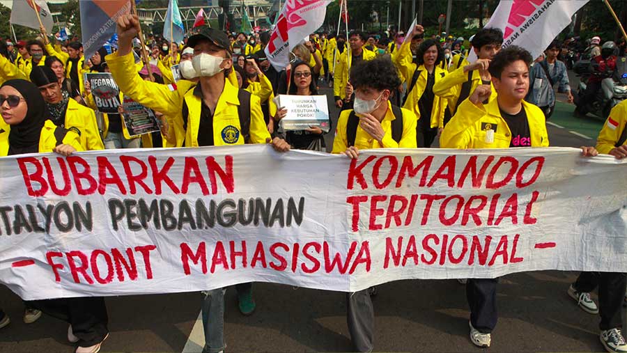Sejumlah mahasiswa Universitas Indonesia saat demo di kawasan Dukuh Atas, Jumat (12/6/2026). (Bloomberg Technoz/Andrean Kristianto)