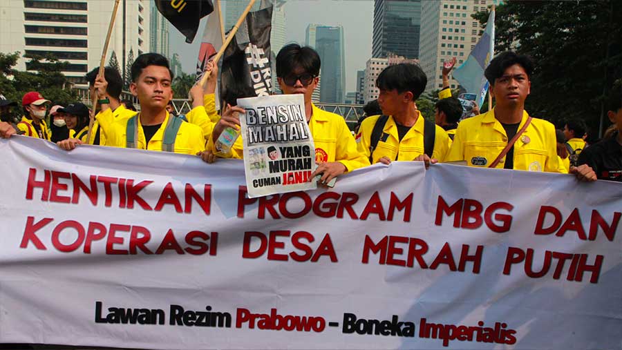 Sejumlah mahasiswa Universitas Indonesia saat demo di kawasan Dukuh Atas, Jumat (12/6/2026). (Bloomberg Technoz/Andrean Kristianto)