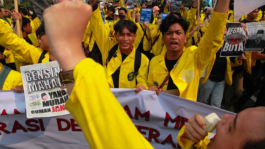 Sejumlah mahasiswa Universitas Indonesia saat demo di kawasan Dukuh Atas, Jumat (12/6/2026). (Bloomberg Technoz/Andrean Kristianto)