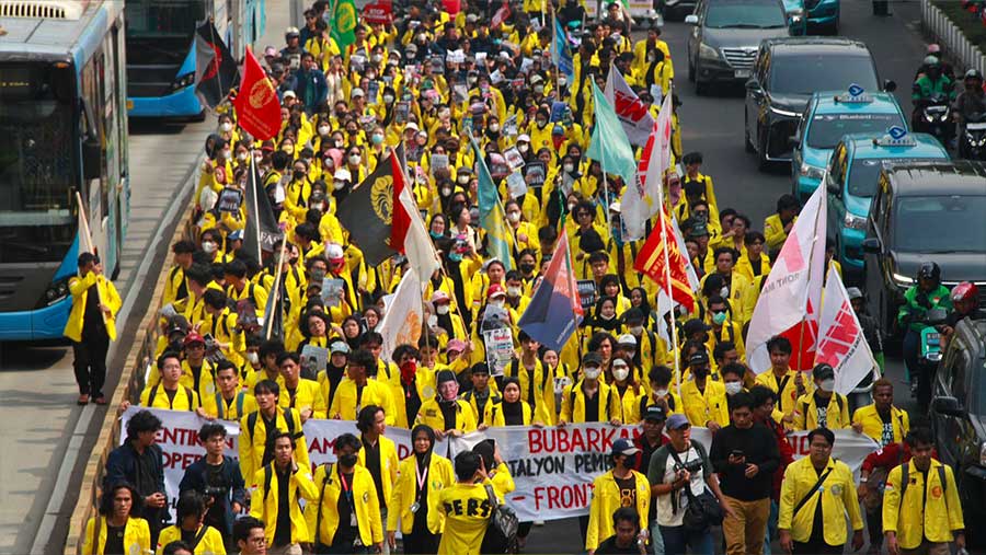 Sejumlah mahasiswa Universitas Indonesia saat demo di kawasan Dukuh Atas, Jumat (12/6/2026). (Bloomberg Technoz/Andrean Kristianto)