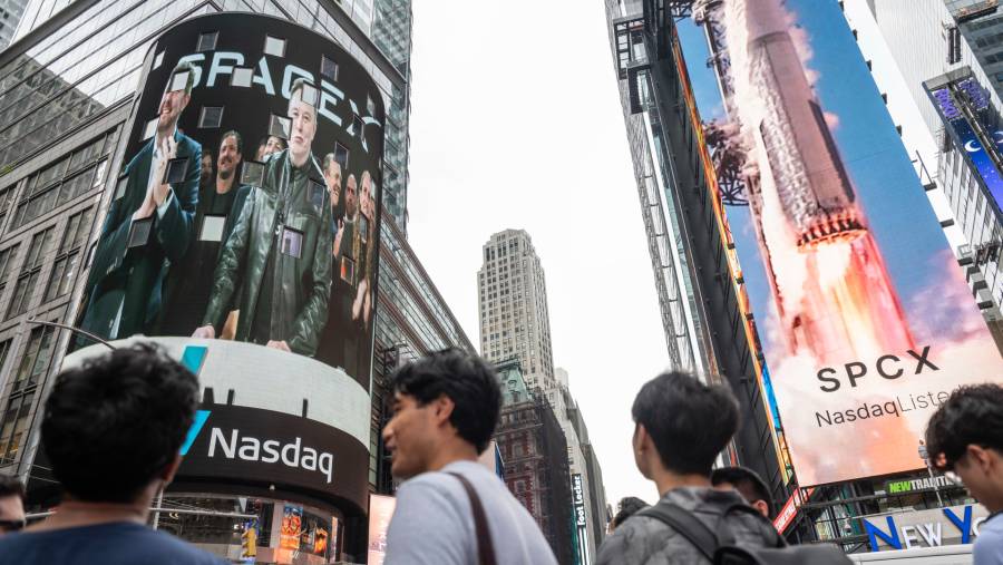 Penampilan di layar Times Square Elon Musk saat IPO SpaceX. dok: Victor J. Blue/Bloomberg
