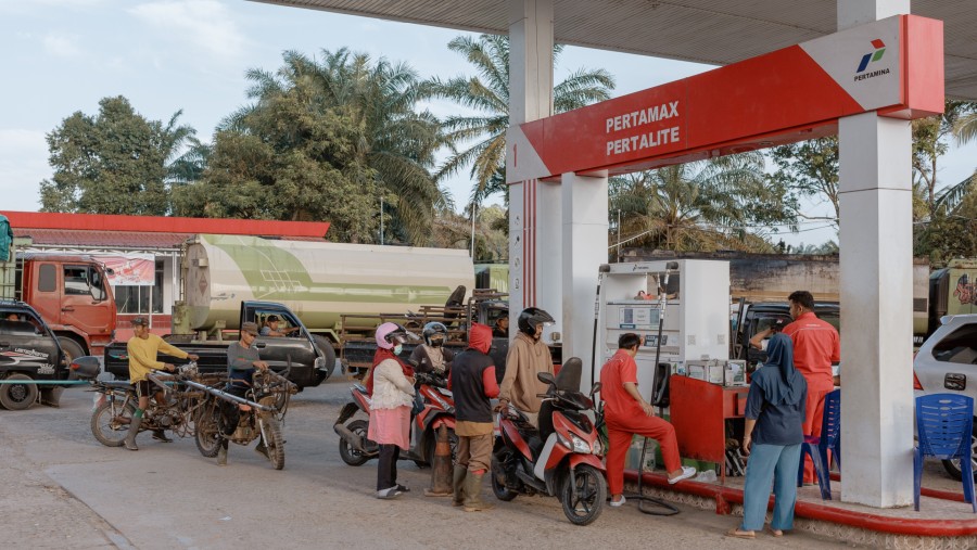 Pelanggan mengantre di sebuah SPBU PT Pertamina di Silaut, Sumatera Barat, Indonesia./Bloomberg-Muhammad Fadli