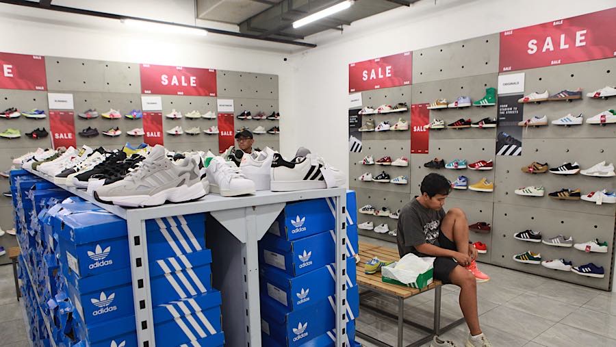 Pengunjung mencoba produk sepatu di Mal Kuningan City, Jakarta, Senin (15/6/2026). (Bloomberg Technoz/Andrean Kristianto)