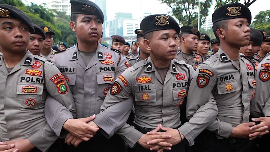 Polisi berjaga saat aksi unjuk rasa di Jalan Jend. Sudirman, Jakarta, Senin (15/6/2026). (Bloomberg Technoz/Andrean Kristianto)