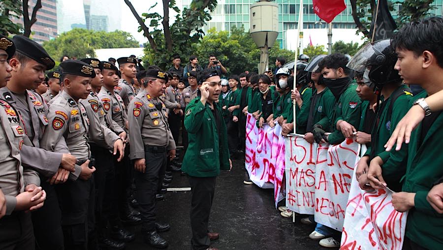 Mahasiswa yang akan melakukan aksi unjuk rasa tertahan blokade polisi di Jalan Jend. Sudirman, Jakarta, Senin (15/6/2026). (Bloomberg Technoz/Andrean)