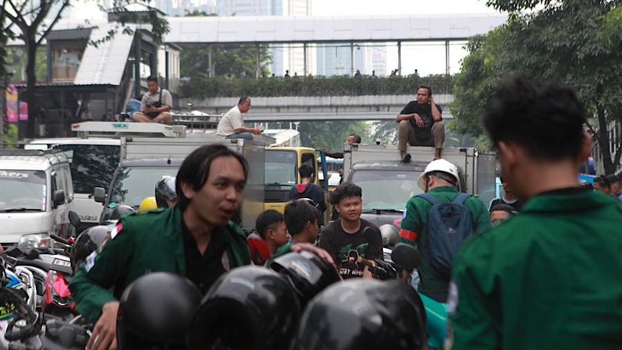 Pengemudi terjebak macet akibat aksi unjuk rasa di Jalan Jend. Sudirman, Jakarta, Senin (15/6/2026). (Bloomberg Technoz/Andrean Kristianto)