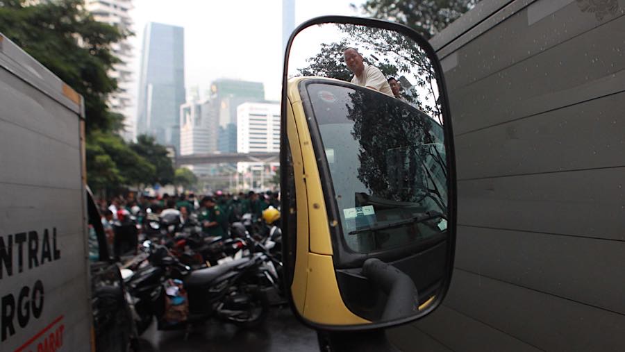 Pengemudi terjebak macet akibat aksi unjuk rasa di Jalan Jend. Sudirman, Jakarta, Senin (15/6/2026). (Bloomberg Technoz/Andrean Kristianto)